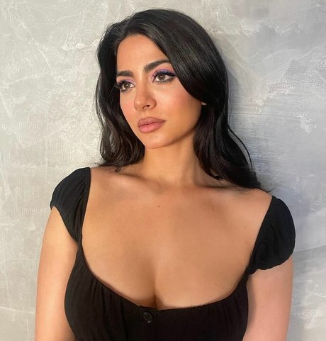 Naakte gelekte OnlyFans-foto van Emeraude Toubia