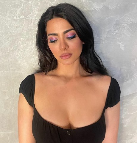 Naakte gelekte OnlyFans-foto van Emeraude Toubia