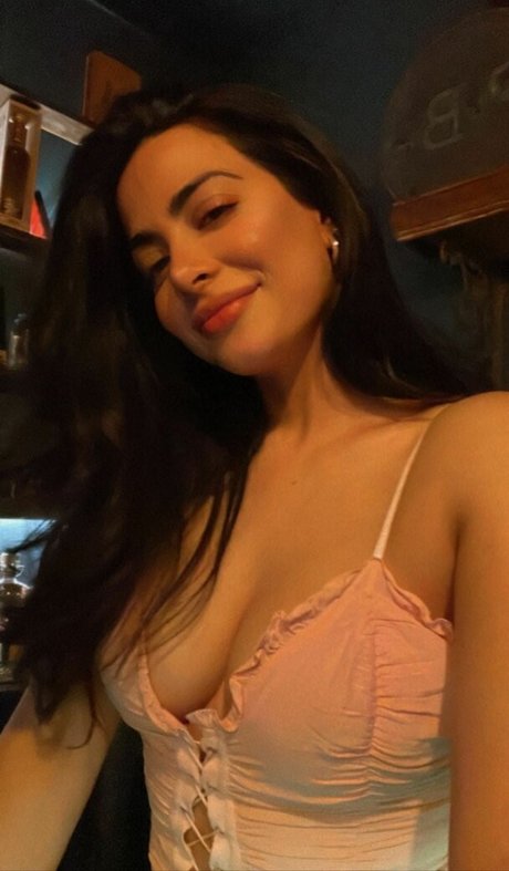 Naakte gelekte OnlyFans-foto van Emeraude Toubia