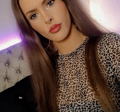 Naakte gelekte OnlyFans-foto van Nikki Harper