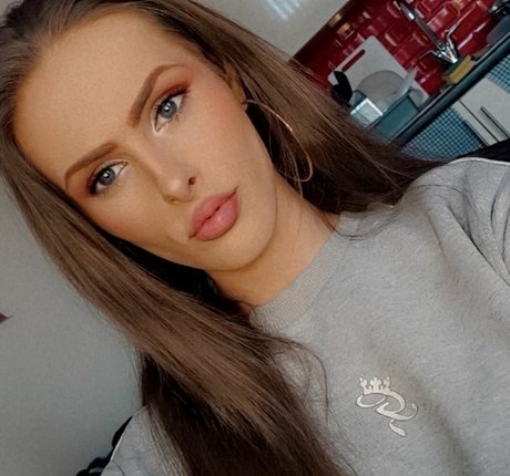 Naakte gelekte OnlyFans-foto van Nikki Harper