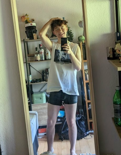 Naakte gelekte OnlyFans-foto van Thelittleviking