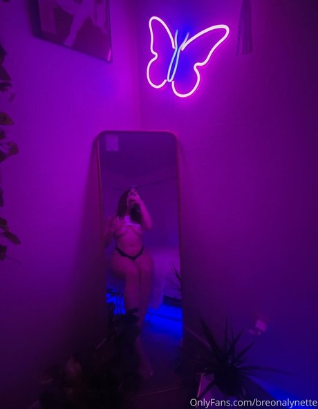 Naakte gelekte OnlyFans-foto van Brelynn
