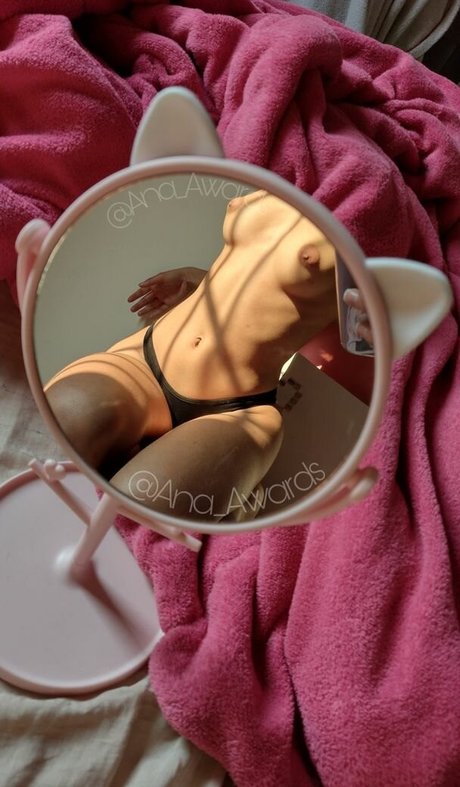 Naakte gelekte OnlyFans-foto van Anaawards