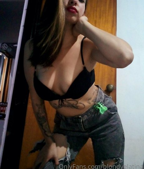 Naakte gelekte OnlyFans-foto van Vallatina