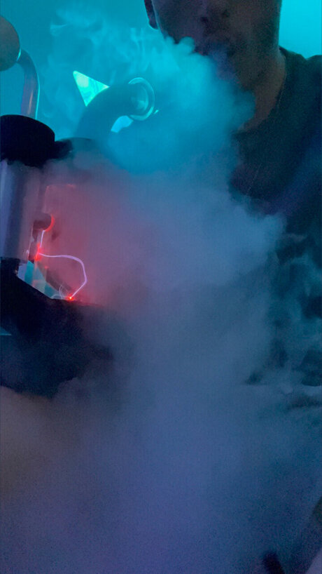 Naakte gelekte OnlyFans-foto van Cloudblowinjerk