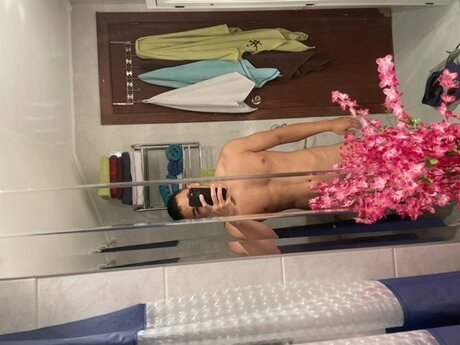 Naakte gelekte OnlyFans-foto van Lenis