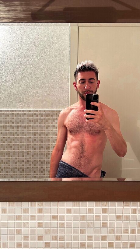 Naakte gelekte OnlyFans-foto van Alex Kard