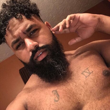 Naakte gelekte OnlyFans-foto van Papi Papi
