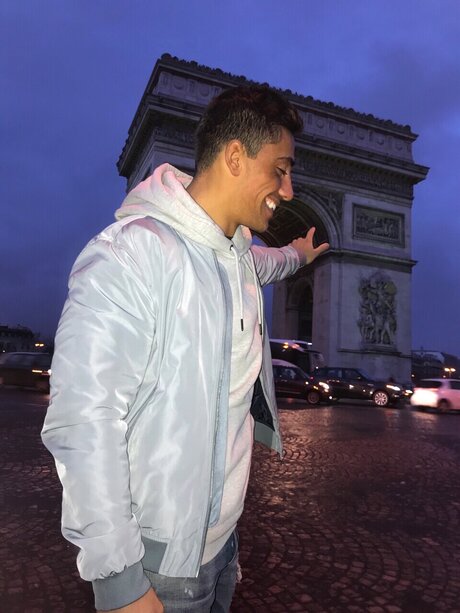 Naakte gelekte OnlyFans-foto van Mathieu Weizman