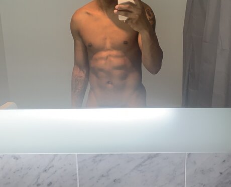 Naakte gelekte OnlyFans-foto van Yusef