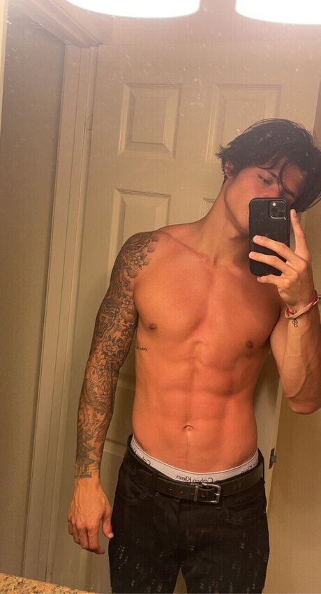 Naakte gelekte OnlyFans-foto van Dylan Jordan