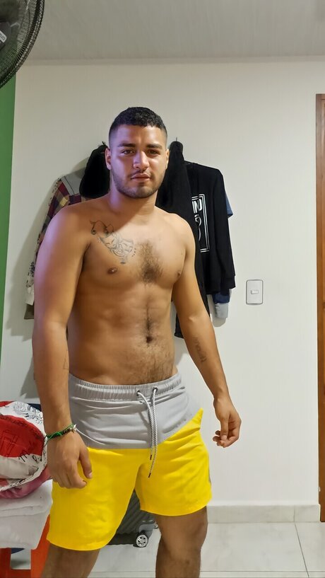 Naakte gelekte OnlyFans-foto van Dan