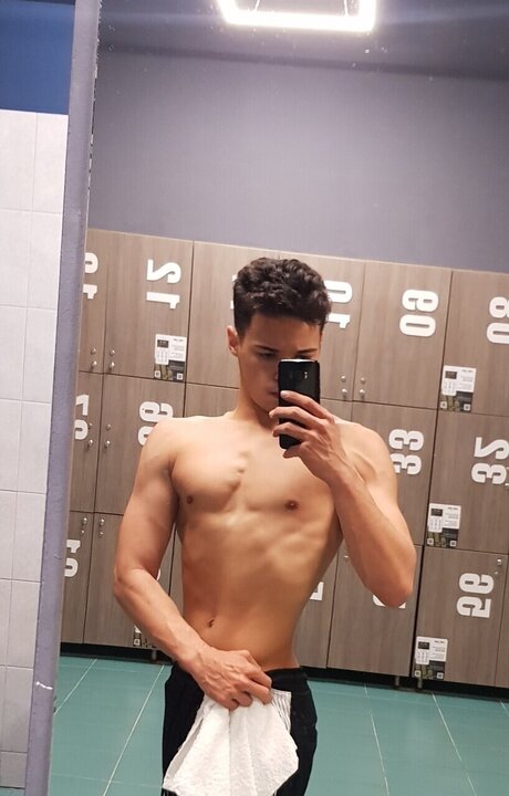 Naakte gelekte OnlyFans-foto van Stefanut Stefan