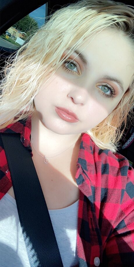 Naakte gelekte OnlyFans-foto van Makenzie Smith