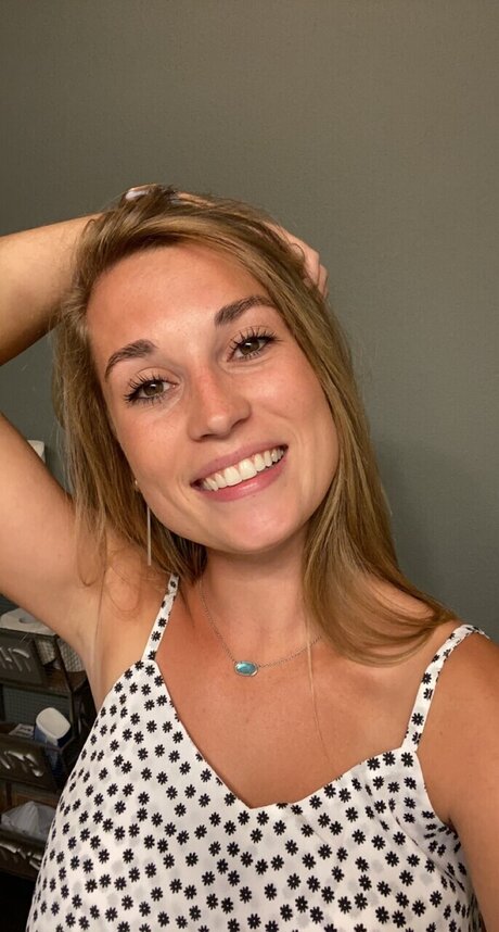 Naakte gelekte OnlyFans-foto van Natalie Stevens