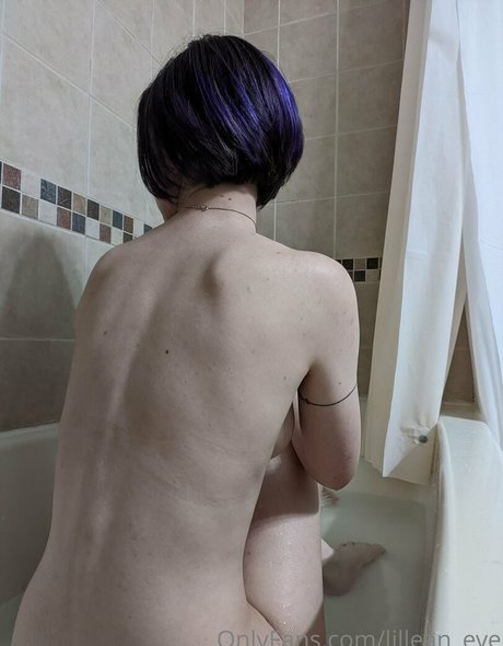 Naakte gelekte OnlyFans-foto van Lilleaneve