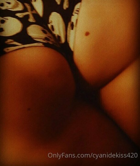 Naakte gelekte OnlyFans-foto van Cyanidekiss420