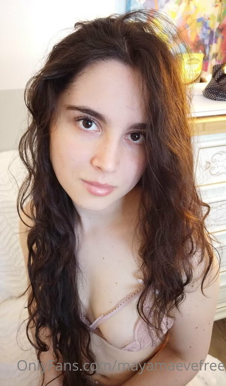 Naakte gelekte OnlyFans-foto van Mayamaevefree