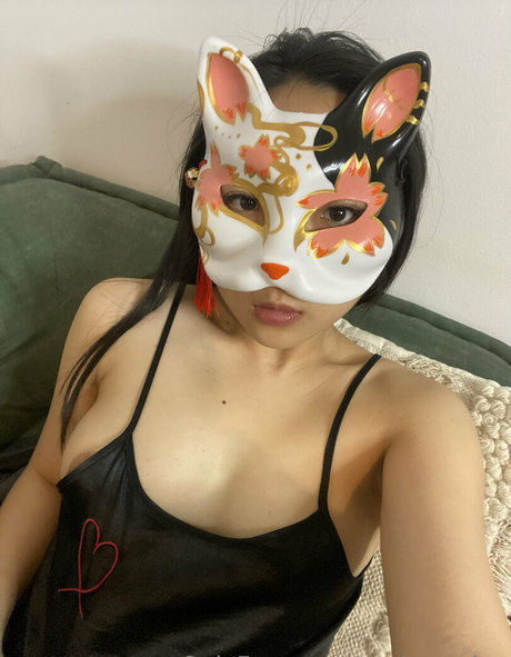 Naakte gelekte OnlyFans-foto van Petitemulan