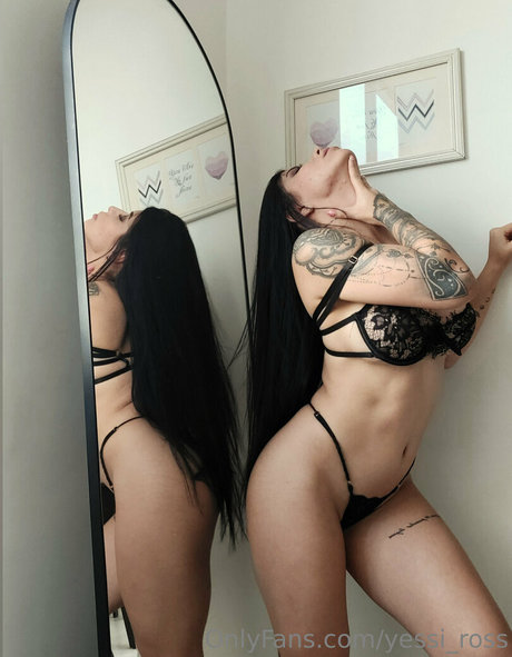 Naakte gelekte OnlyFans-foto van Yessiross