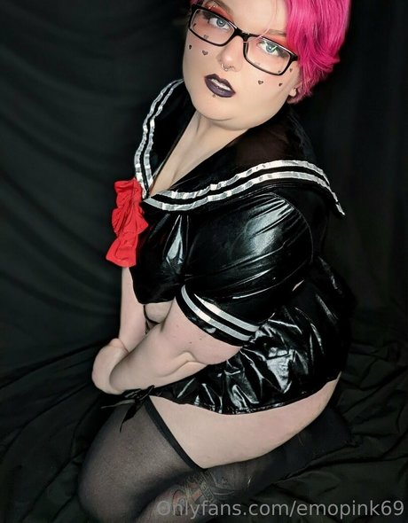 Naakte gelekte OnlyFans-foto van Emopink69