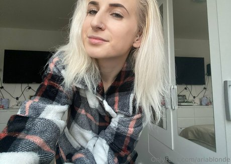 Naakte gelekte OnlyFans-foto van Ariablonde