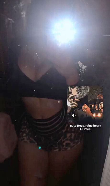 Naakte gelekte OnlyFans-foto van Angie D