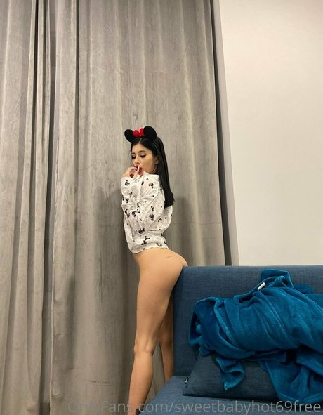 Naakte gelekte OnlyFans-foto van Hotbabbygirl