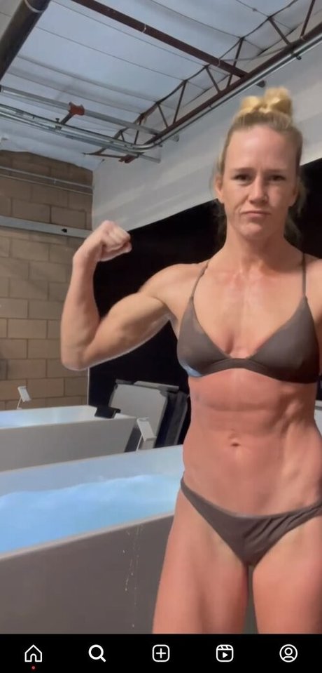 Naakte gelekte OnlyFans-foto van Holly Holm