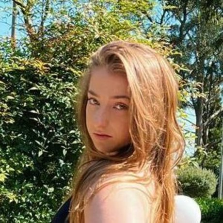 Naakte gelekte OnlyFans-foto van Isobel Hall