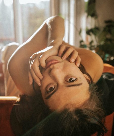 Naakte gelekte OnlyFans-foto van Amber Midthunder