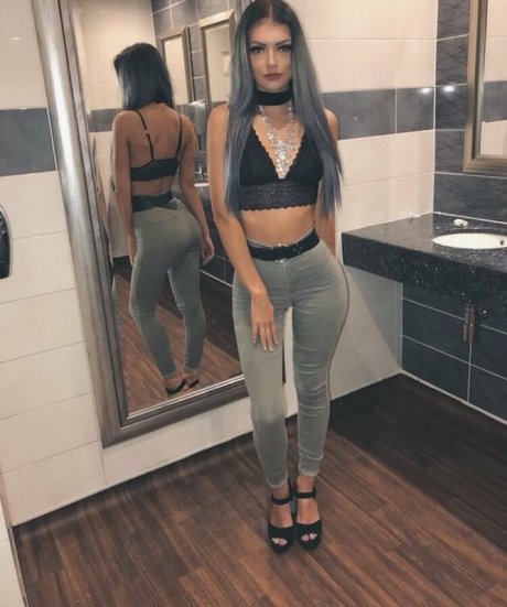 Naakte gelekte OnlyFans-foto van Xavia Brooke