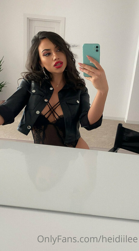 Naakte gelekte OnlyFans-foto van Virginiadee