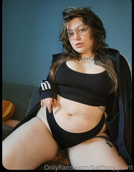 Naakte gelekte OnlyFans-foto van Bathorycvnt