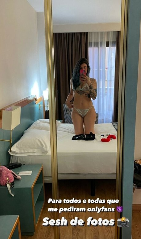 Naakte gelekte OnlyFans-foto van Camilla Leotta