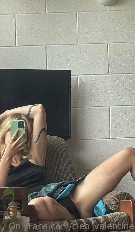 Naakte gelekte OnlyFans-foto van Cleovalentine