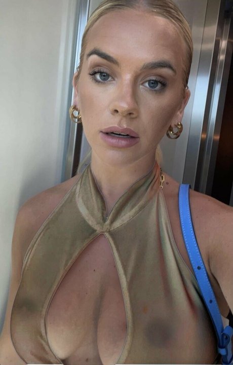 Naakte gelekte OnlyFans-foto van Grace Beverley