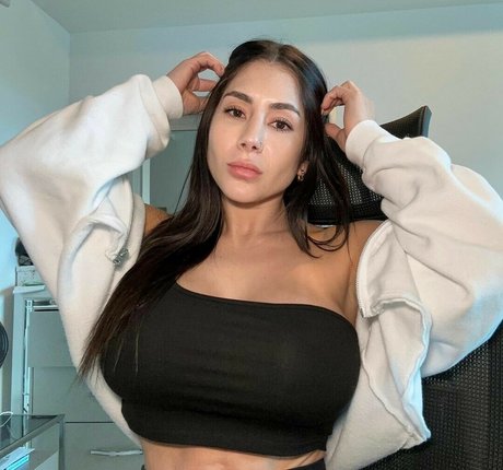 Naakte gelekte OnlyFans-foto van Kiara Silva