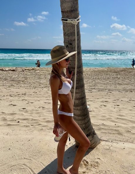 Naakte gelekte OnlyFans-foto van Bella Thore
