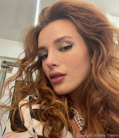 Naakte gelekte OnlyFans-foto van Bella Thorne