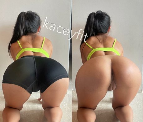 Naakte gelekte OnlyFans-foto van Kacey