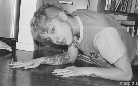Naakte gelekte OnlyFans-foto van Little Spittle