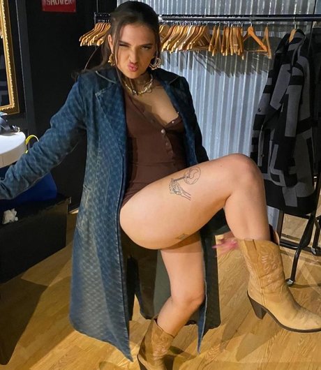 Naakte gelekte OnlyFans-foto van Mae Muller