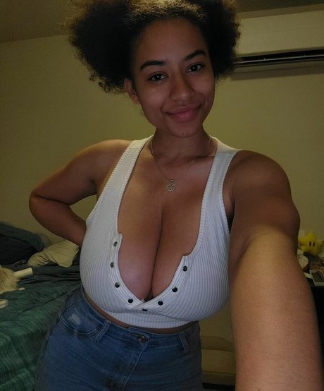 Naakte gelekte OnlyFans-foto van Dina