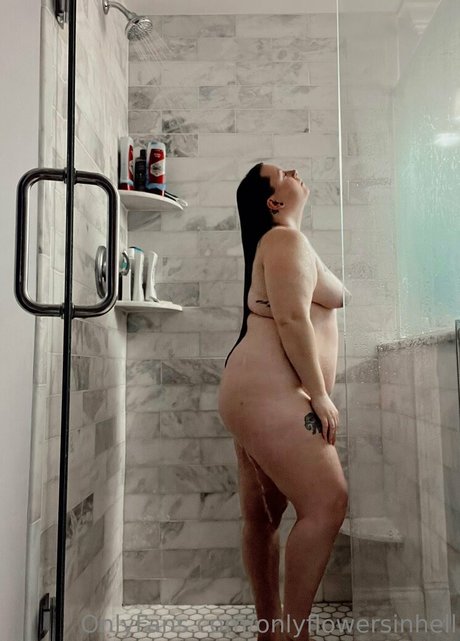 Naakte gelekte OnlyFans-foto van Onlyflowersinhell