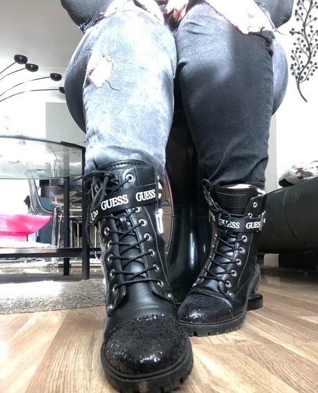 Naakte gelekte OnlyFans-foto van Latinamarina
