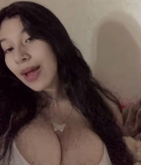 Naakte gelekte OnlyFans-foto van Fernanda V