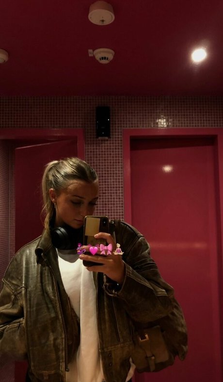 Naakte gelekte OnlyFans-foto van Elly Anne