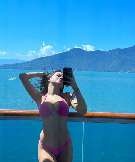 Naakte gelekte OnlyFans-foto van Bela Fernandes